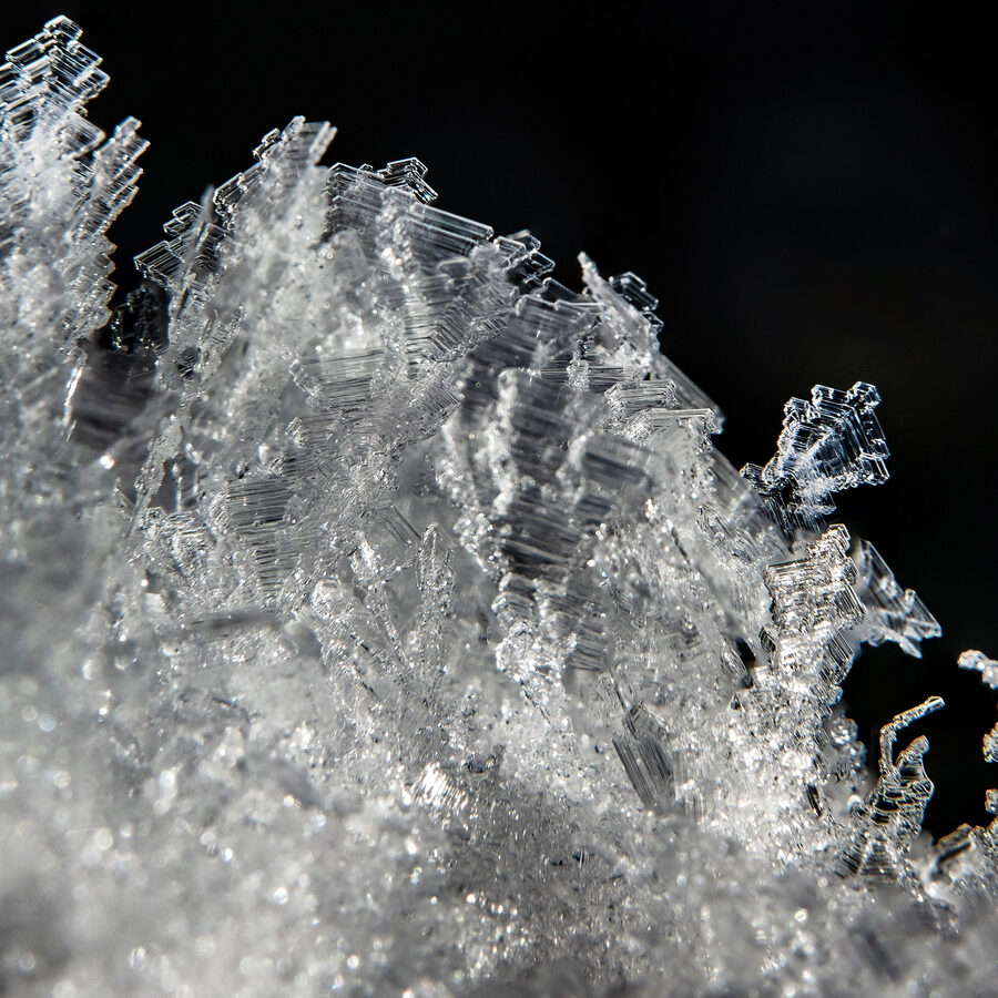 Cristales de hielo creciendo en todas direcciones, sin orden ni simetría.